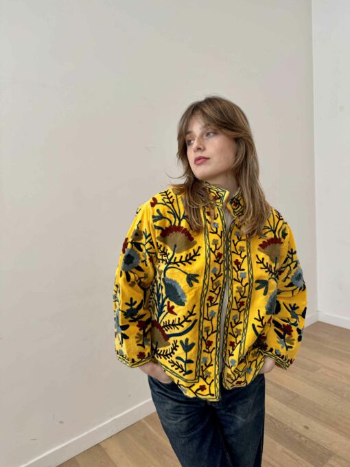 Veste brodée en velours jaune d'or