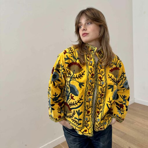 Veste brodée en velours jaune d'or