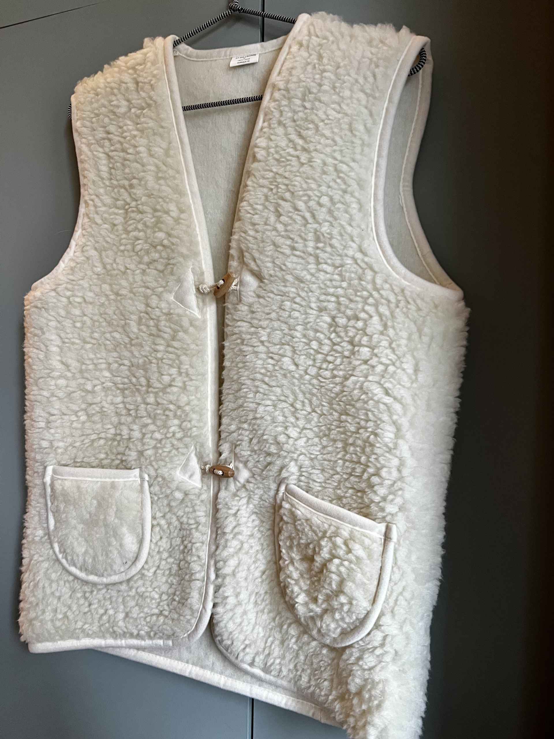Gilet Homme Capalbio Arno Mskin – Futaine Boue, Boutons Corozo, Fait Main En Italie