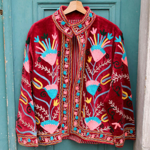 Veste brodée en velours cerise