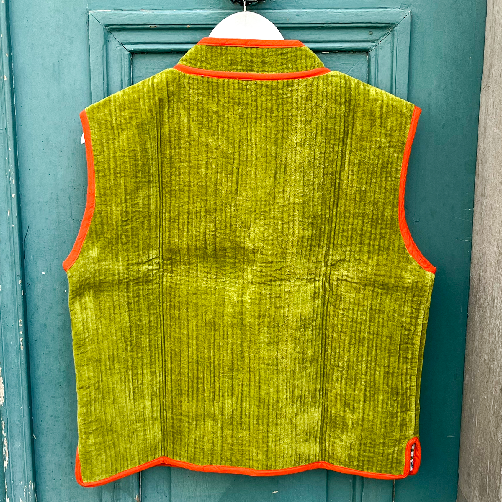 Veste Indienne sans manches velours verte et orange – Image 2