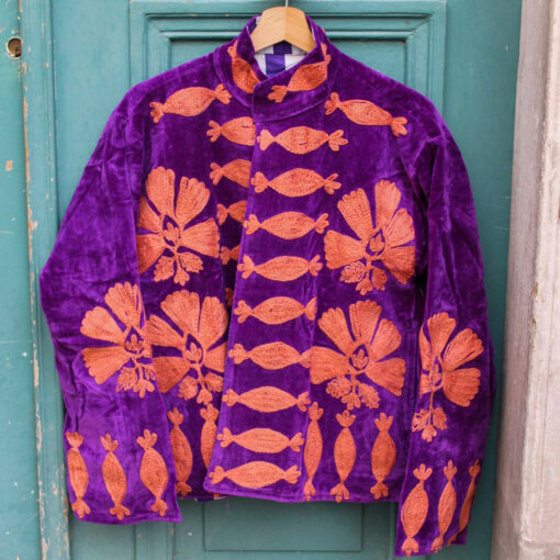 Veste brodée en velours violet et corail