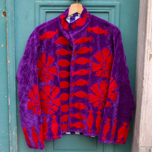 Veste brodée en velours violet et rouge